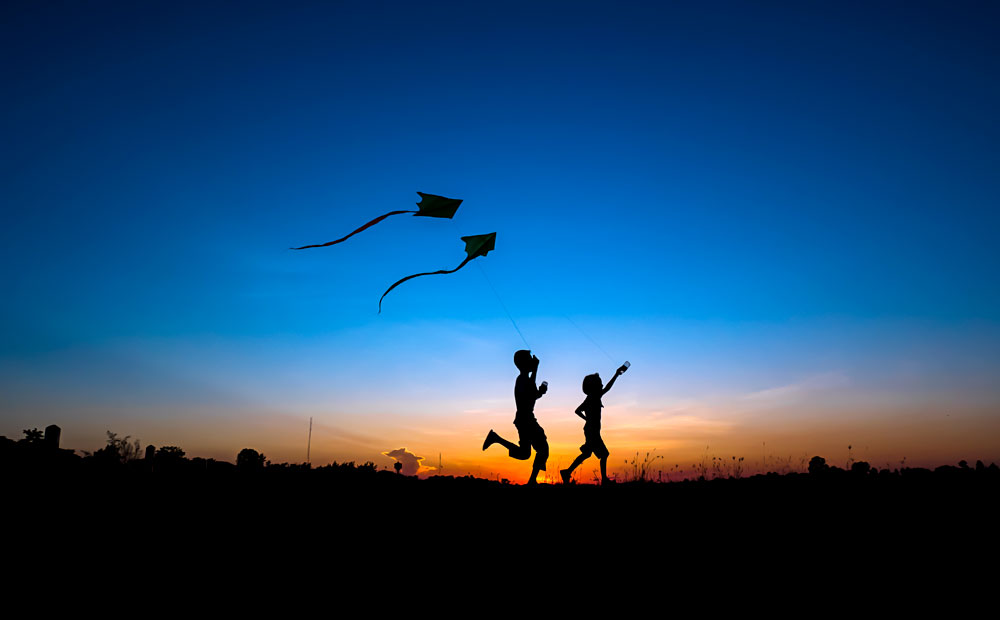 凧揚げをする子供たち